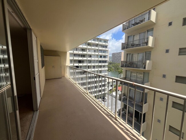 Building Photo - 1521-BK