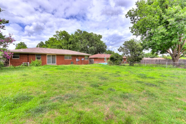 Building Photo - Spacious 3-Bedroom Home with a Fenced Yard and Easy Access to Everything!