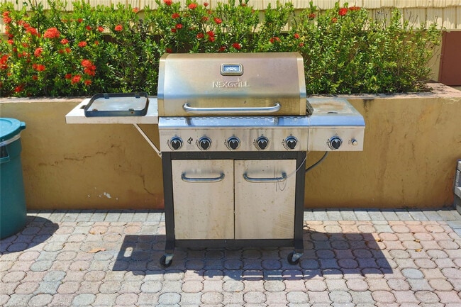 Building Photo - 8225 Sunrise Lakes Blvd