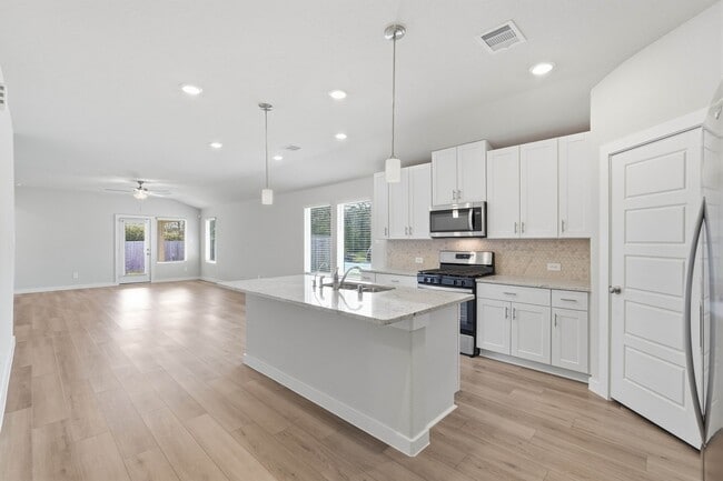 Building Photo - 18037 Martin Pines Dr