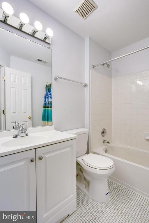 Building Photo - 25242 Dunvegan Square