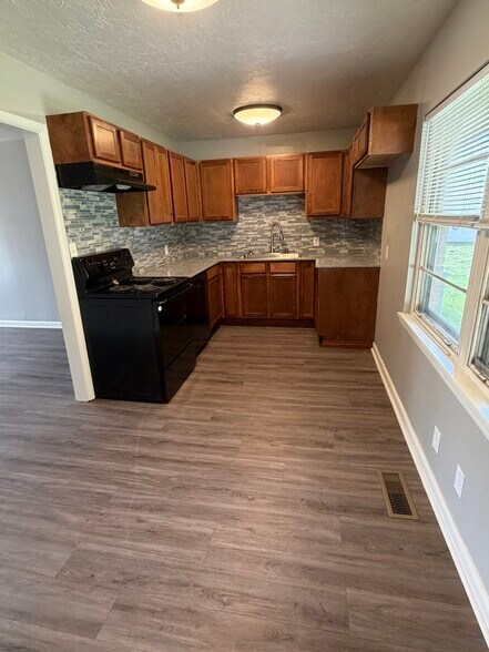 Building Photo - 740 Highland Pky