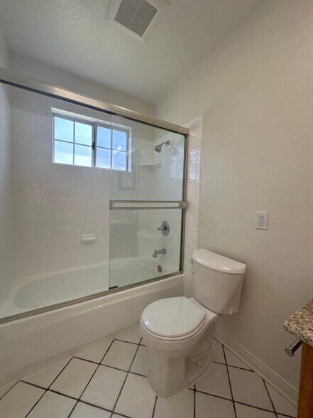 Building Photo - 9856 La Rosa Dr