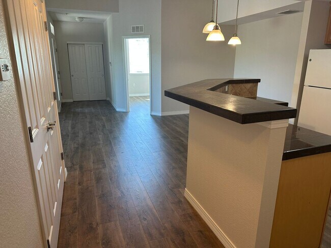 Building Photo - Updated upper floor condo with great south...