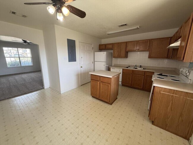 Building Photo - 705 S Amy Ln