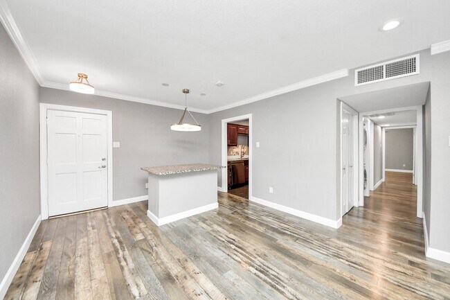 Building Photo - 2224 S Piney Point Rd