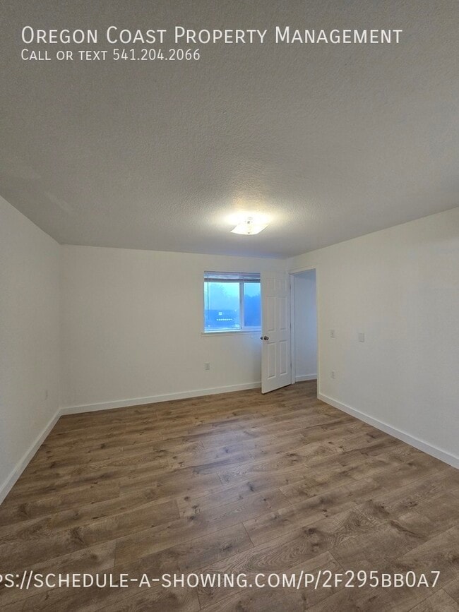 Building Photo - 1135 SE Oar Ave