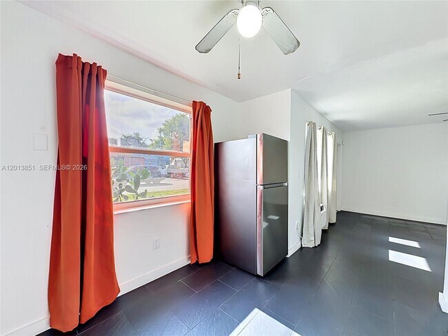 Building Photo - 391 NE 42nd Ct