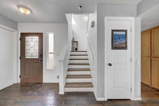 Building Photo - 3 bedroom home with pool!!