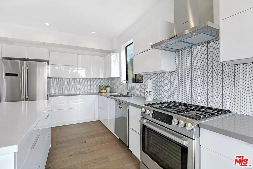 Building Photo - 6077 Hargis St