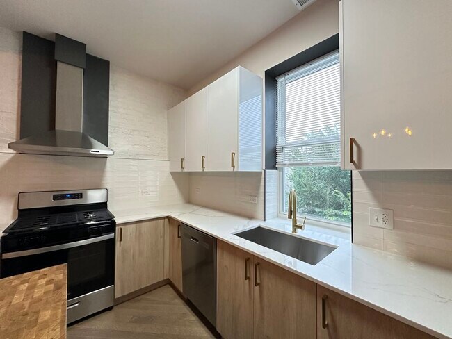 Building Photo - 841 N Mozart St