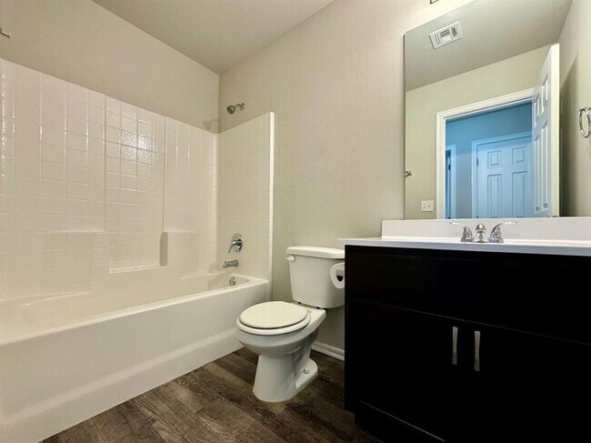 Building Photo - 933 Klare Ln