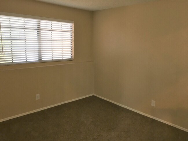 Building Photo - **MOVE-IN SPECIAL 50% OFF MOVE-IN MONTH!!!!** **BEAUTIFUL 3br/2ba TOWNHOME (ELLIOTT & ARIZONA AVE)**