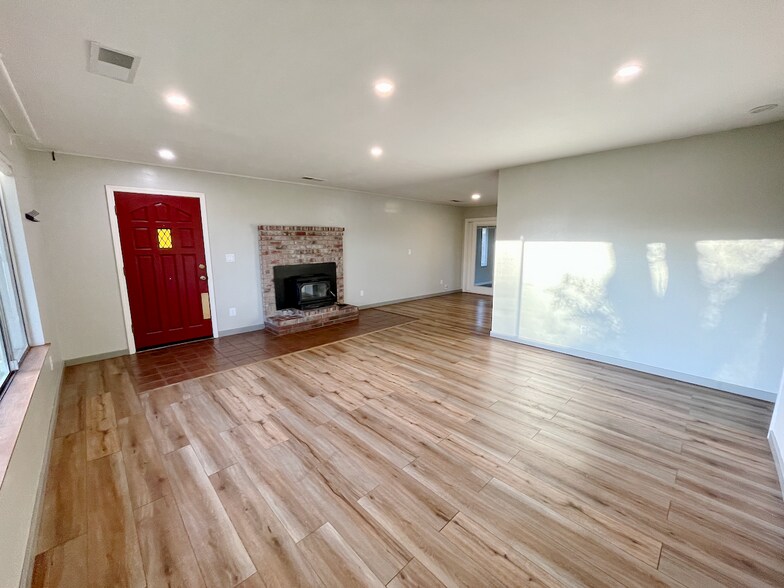 Building Photo - 9733 Hidden Ln