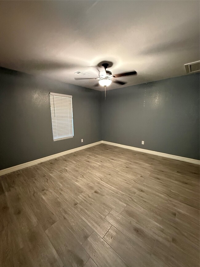 Building Photo - 5830 Clarewood Dr