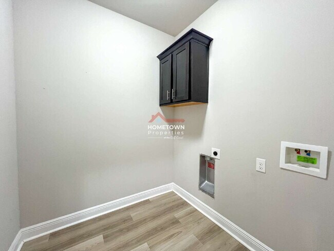 Building Photo - Beautiful 3 bedroom home centrally located...