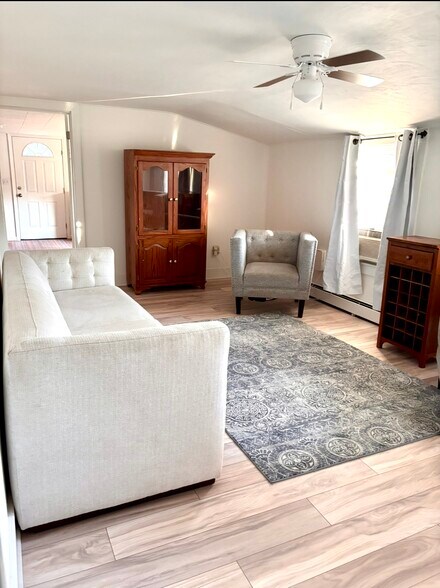 livingroom - 20 N Bridebrook Rd