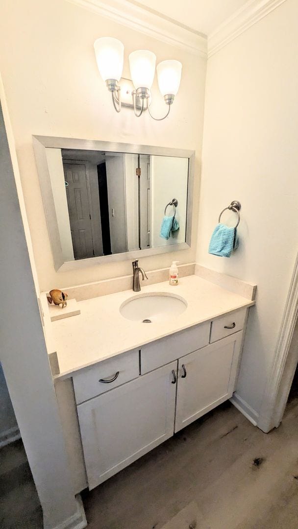 Building Photo - Seasonal/short term 2/2 condo rental with full water view on Longboat Key.