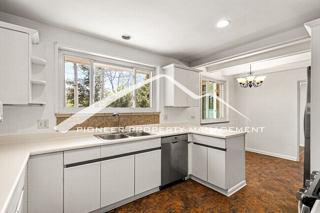 Building Photo - Spacious Home with Fenced Yard and Washer/Dryer