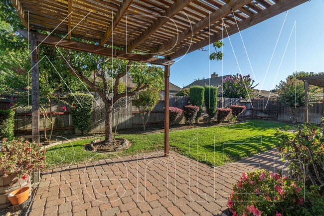 Building Photo - 2554 Douglas Fir Dr
