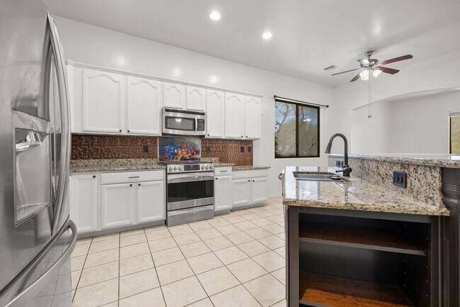 Building Photo - Beautiful Home with Pool and Spa and 3 car...