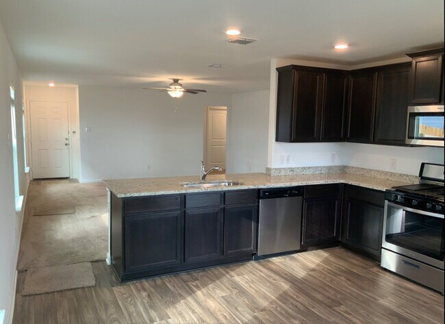 Building Photo - "Charming 3-Bed Oasis with Granite Touches...