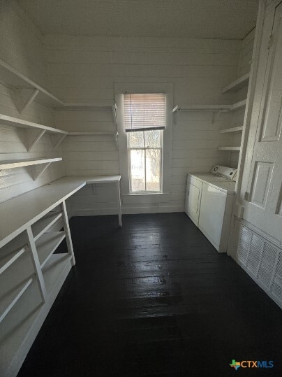 Building Photo - 302 N Burleson St