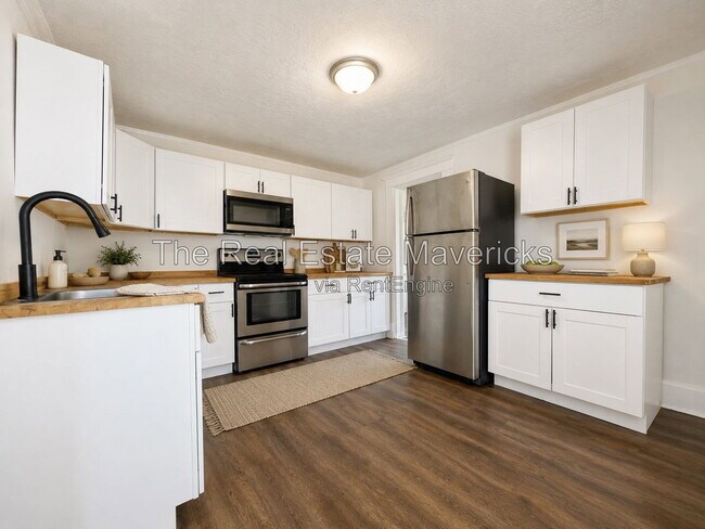Building Photo - 404 N Seminole Dr