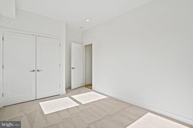 Building Photo - 4421 Kane Pl NE