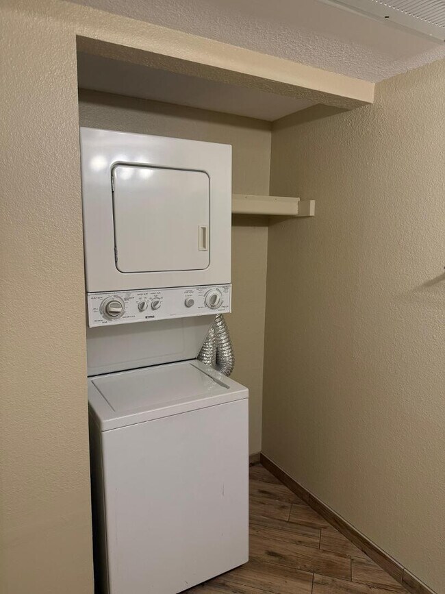 Building Photo - 461 W Holmes Ave