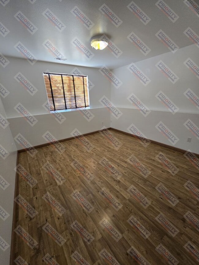 Building Photo - Single Family Home with 4 Bedrooms