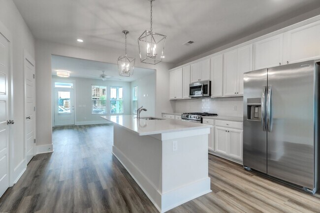 Building Photo - Beautifully Maintained 3 Bedroom, 2.5 Bath...