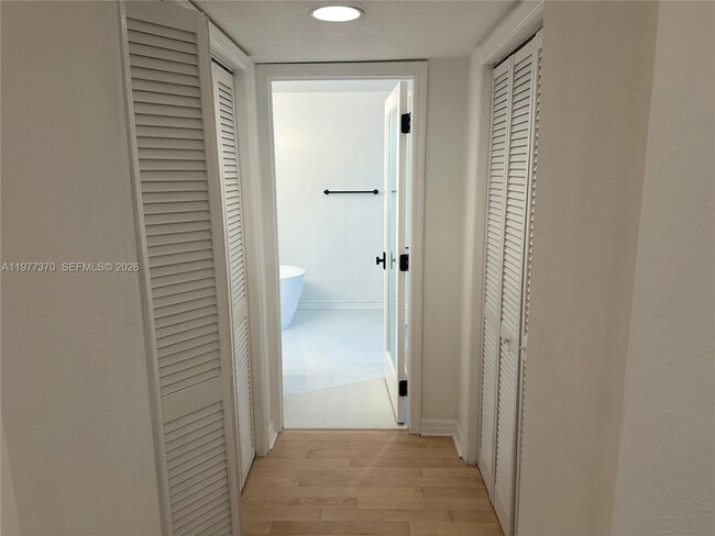 Building Photo - 725 Navarre Ave