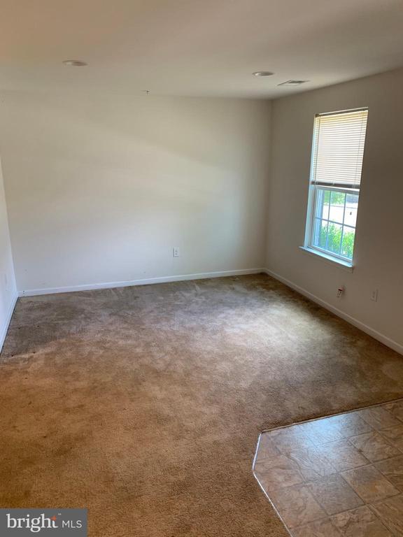 Building Photo - 652 E Chestnut St