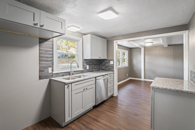 Building Photo - Charming 2 Bedroom Home in KCK! First Month Rent Free!