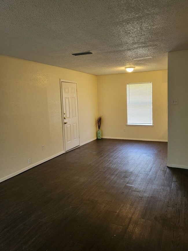 Building Photo - 1417 Laura Ln