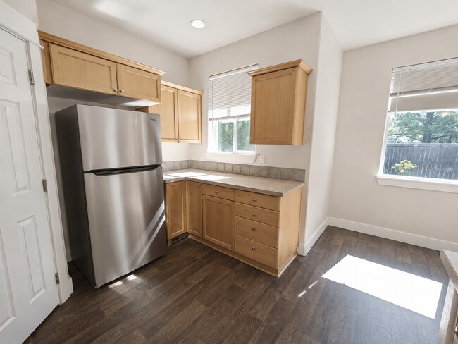 Building Photo - Spacious 3BR Home with Private Yard Near Alpenglow Park