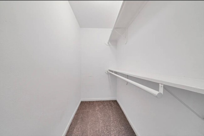 Building Photo - Spacious home for rent.
