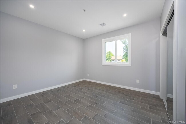 Building Photo - 126 Innis Ave