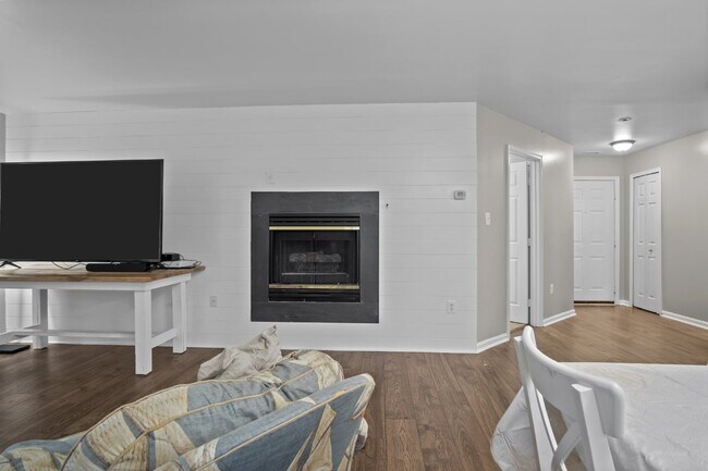 Building Photo - Comfortable, convenient, and well located Ashburn condo.