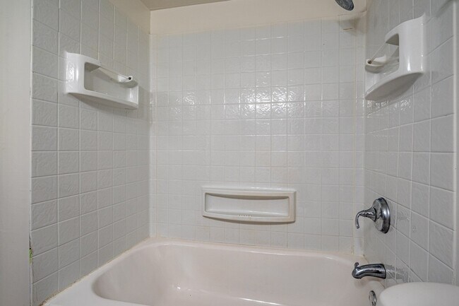 Building Photo - Stunningly renovated 4 bedroom 3 bathroom ...