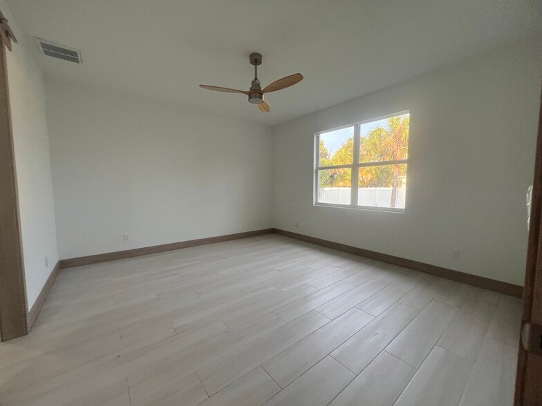 Building Photo - 1470 Henning St