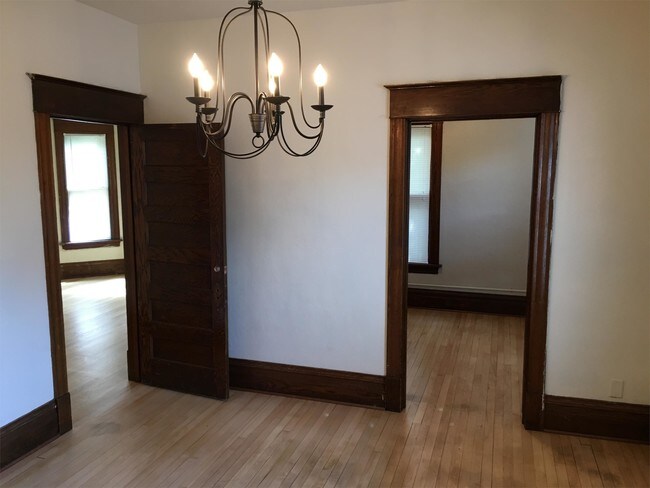 Building Photo - 1044 College St N