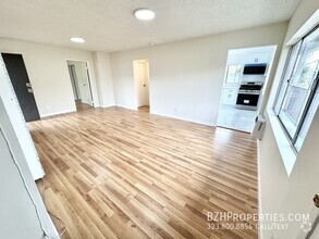 Building Photo - Newly Updated 2Bed 2Bath with Balcony!!!