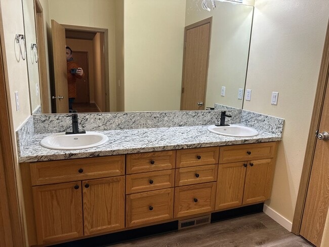 Building Photo - Francis Avenue