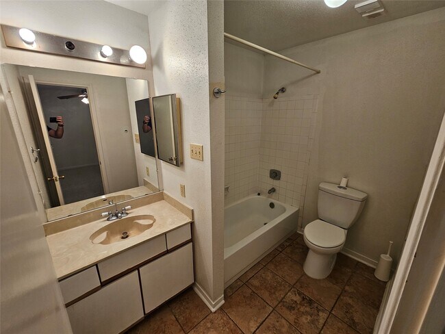 Building Photo - 9800 Pagewood Ln