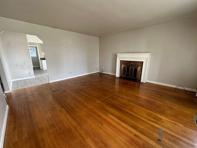 Building Photo - 3 Bed/1 Bath Home with Yard in Tahoe Park