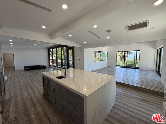 Building Photo - 3565 Multiview Dr