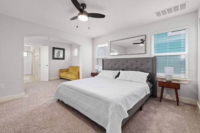 Building Photo - Modern condo, great location, fully Furnis...