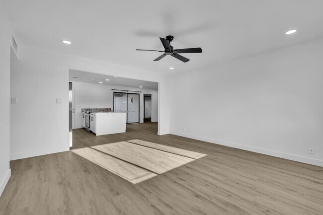 Building Photo - ASU 5 BEDROOM/ 2 BATH WITH POOL!!